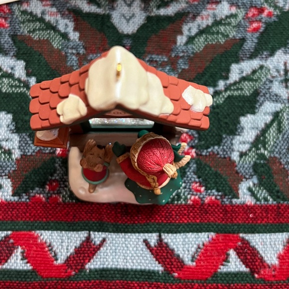 Hallmark Christmas Window 2004. 2nd Collectors Series Club Exclusive - Picture 8 of 10